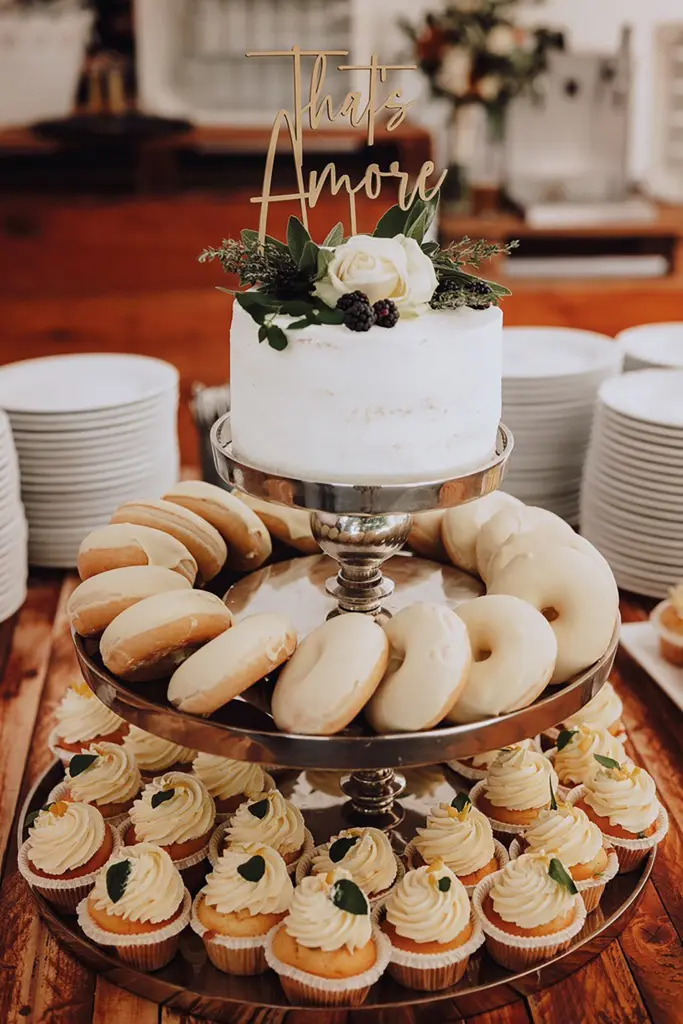 Etagere mit Cupcakes, Donuts und Kuchen
