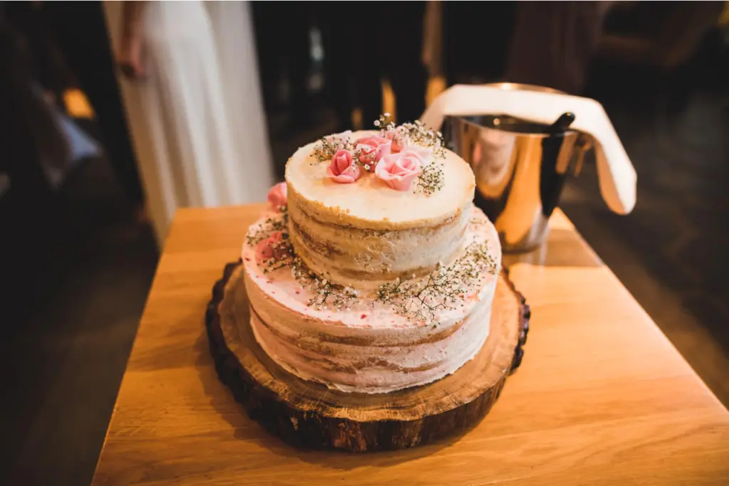 Half-Naked-Cake – Torte mit zwei Stöcken und Rosen sowie Schleierkraut
