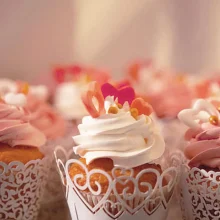 Cupcakes zur Hochzeit mit orangener und pinker Deko