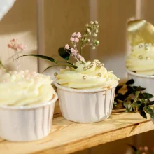 Hochzeit Cupcakes mit Perlen und Blumen