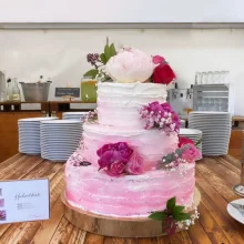 Dreistöckige Hochzeitstorte mit weiß-pinkem Ombré Farbverlauf
