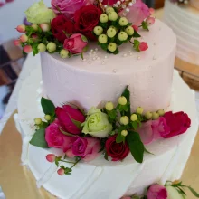 Zweistöckige Creme Torte mit Blumen