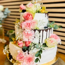 Dreistöckige Cremetorte mit Schokoladen Drip und Blumendesign