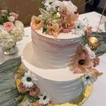 Vintage-Creme-Torte in weiß-rosa mit Blumen darauf