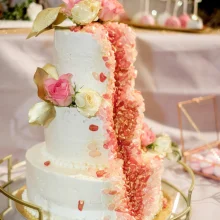 Dreistöckiger Crystal-Cake mit rosa und orangenen Akzenten sowie weißen und pinken Rosen