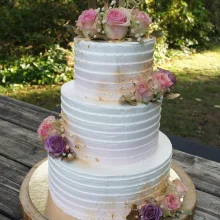 Dreistöckige Hochzeitstorte mit Rosen