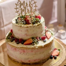 Zweistöckiger Half-Naked-Cake zur Hochzeit mit Erdbeeren