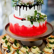 Sweets-Cake mit Cupcakes und einer zweistöckigen Torte