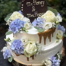 Zweistöckige Hochzeitstorte mit Blauen und Weißen Blumen sowie Schokoladen-Drip