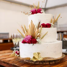 Vintage-Creme-Hochzeitstorte mit Rosen, Kornähren und Goldener Deko