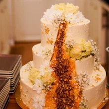 Crystal-Cake Hochzeitstorte mit orangenen Akzenten und weißen Blumen