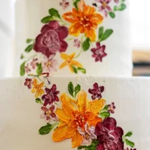 Zweistöckige Hochzeitstorte mit gemalten Blumen