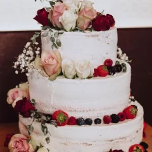 Dreicstöckige Hochzeitstorte mit Obst und Blumen