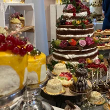 Hochzeitstorte Schoko-Sahne mit Blumen und Obst