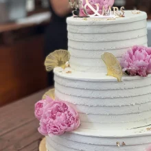 Dreistöckige Hochzeitstorte mit pinken Pfingstrosen